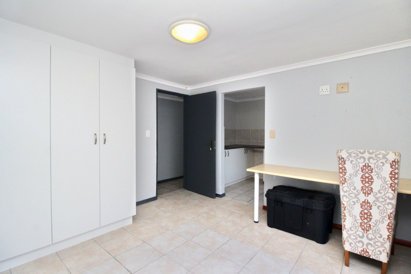 8 Bedroom Property for Sale in Mountainside Western Cape
